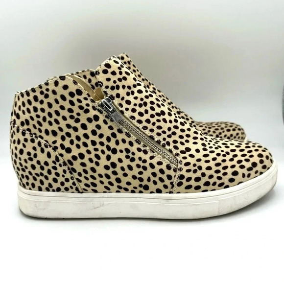 CUSHIONAIRE Hart Hidden Wedge Sneaker in Spotted Cheetah Print Women’s Size 8.5 - Picture 2 of 10